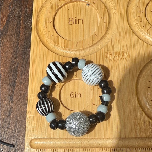 Elegant Black and Silver Beaded Bracelet - Picture 1 of 5